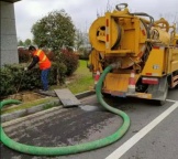 昆明抽粪公司，专业清理化粪池，污水池清理，抽淤泥，隔油池清理